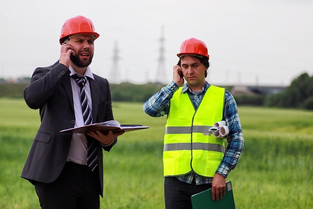 Construcción de dos hombres en el campo.