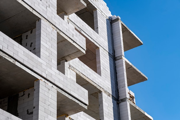 Construcción de un edificio de apartamentos. Estructura monolítica de hormigón y bloque de espuma.