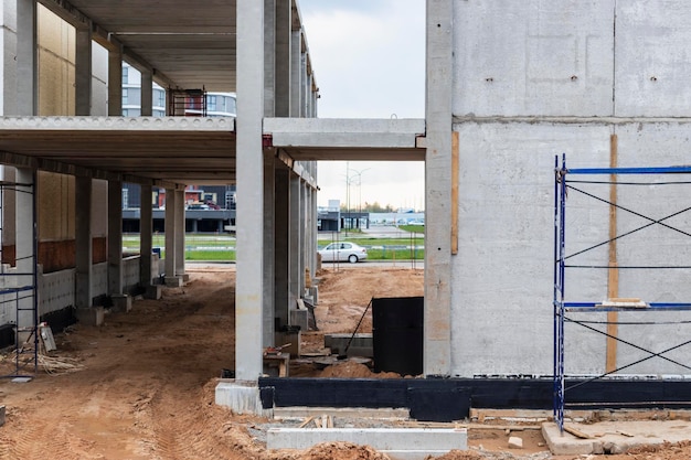 Foto construcción de un edificio de hormigón armado elementos de una casa de hormigón elementos estructurales sitio de construcción cimientos y enrejados