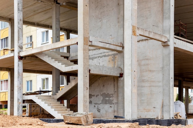 Construcción de un edificio de hormigón armado Elementos de una casa de hormigón Elementos estructurales Sitio de construcción Cimientos y enrejados