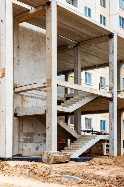 Construcción de un edificio de hormigón armado Elementos de una casa de hormigón Elementos estructurales Sitio de construcción Cimientos y enrejados