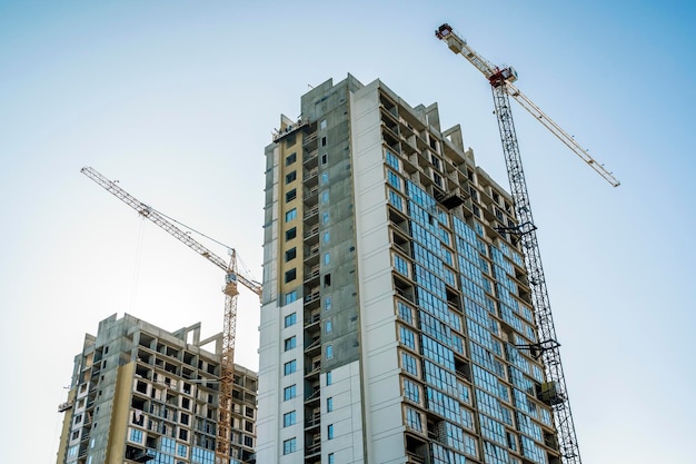 Construcción de un edificio Lugar de construcción con grúa Industria de desarrollo empresarial