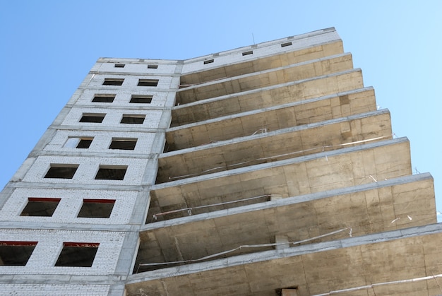 Construcción de edificio de oficinas de vidrio y hormigón.