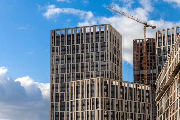 La construcción de un edificio de varios pisos. grua de carga