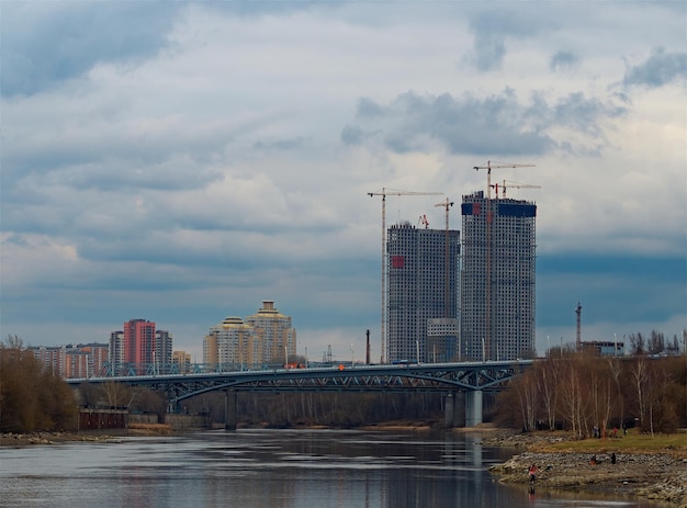 Construcción de edificios cerca del puente fluvial