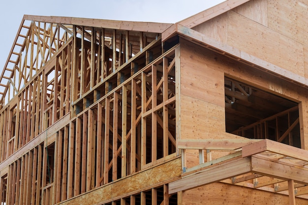 Foto construcción de edificios, estructura de estructura de madera en el sitio de desarrollo de nueva propiedad