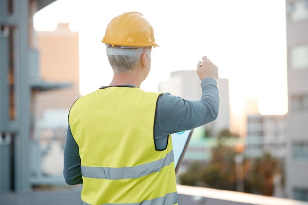 Foto construcción de edificios y hombre mayor con visión de planificación y pensamiento de diseño de arquitectura en la ciudad desarrollo urbano de ingeniería y trabajador de mantenimiento de manitas y contratista escribiendo ideas