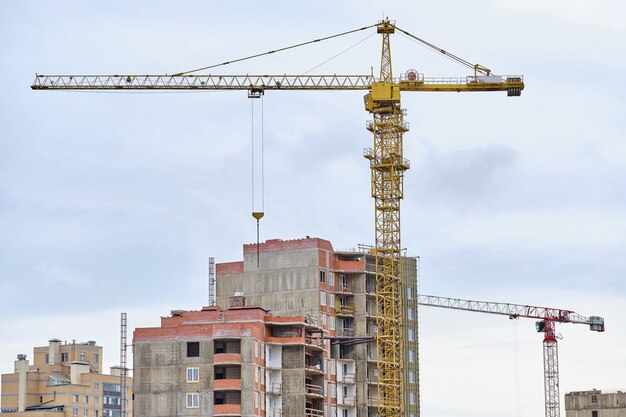 Construcción de edificios residenciales con grúa.