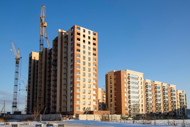 Construcción con edificios residenciales multifamiliares y grúas