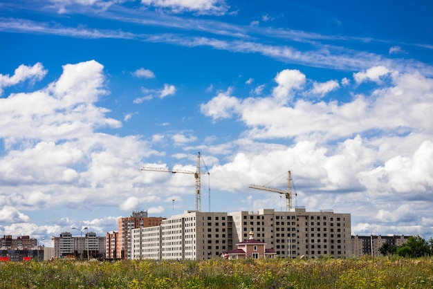 Construcción de edificios residenciales de varios pisos en la ciudad.