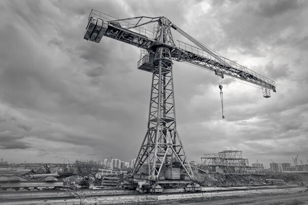 Construcción de edificios de varios pisos y grúas torre