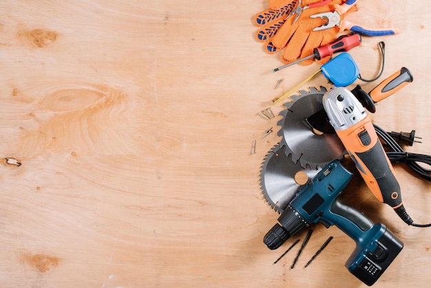 Construcción y elaboración de instrumentos y herramientas en el fondo de madera.