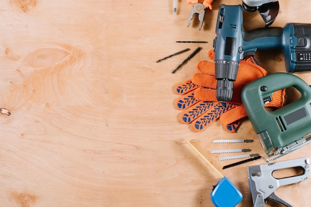 Construcción eléctrica y elaboración de instrumentos y herramientas en el fondo de madera.