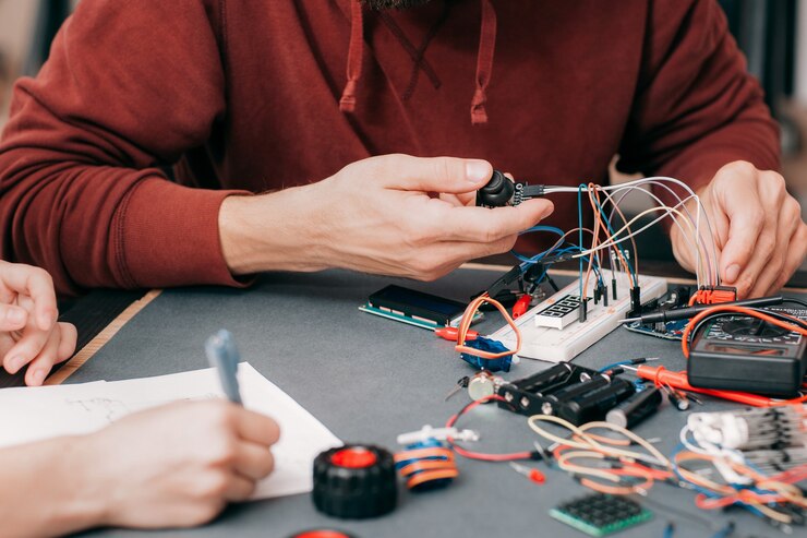 Foto construcción de electrónica en laboratorio.