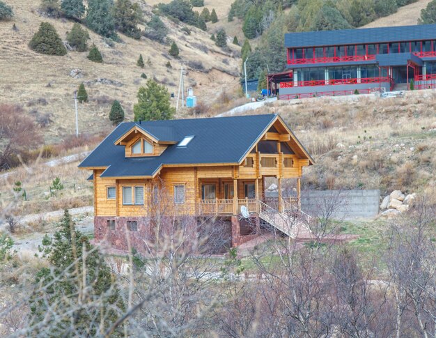 Construcción de una gran casa de madera en las montañas