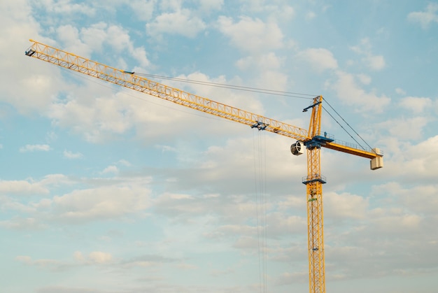 Construcción de grúa con cielo azul