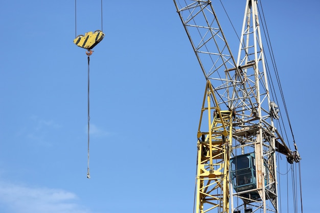 Construcción de grúa en el cielo azul