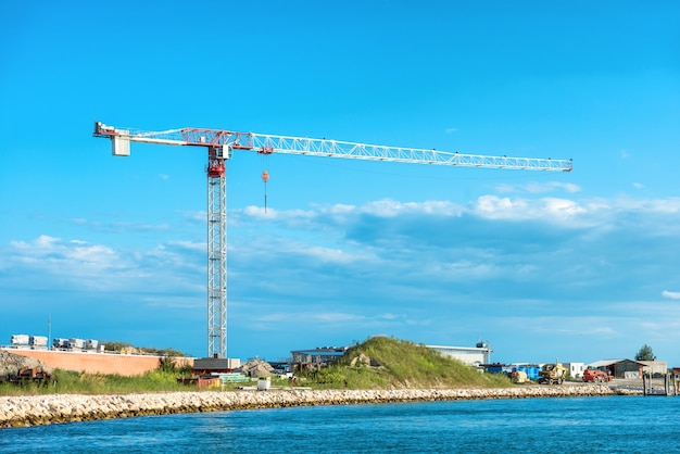 Construcción de grúa y edificio en construcción en la isla del mar.