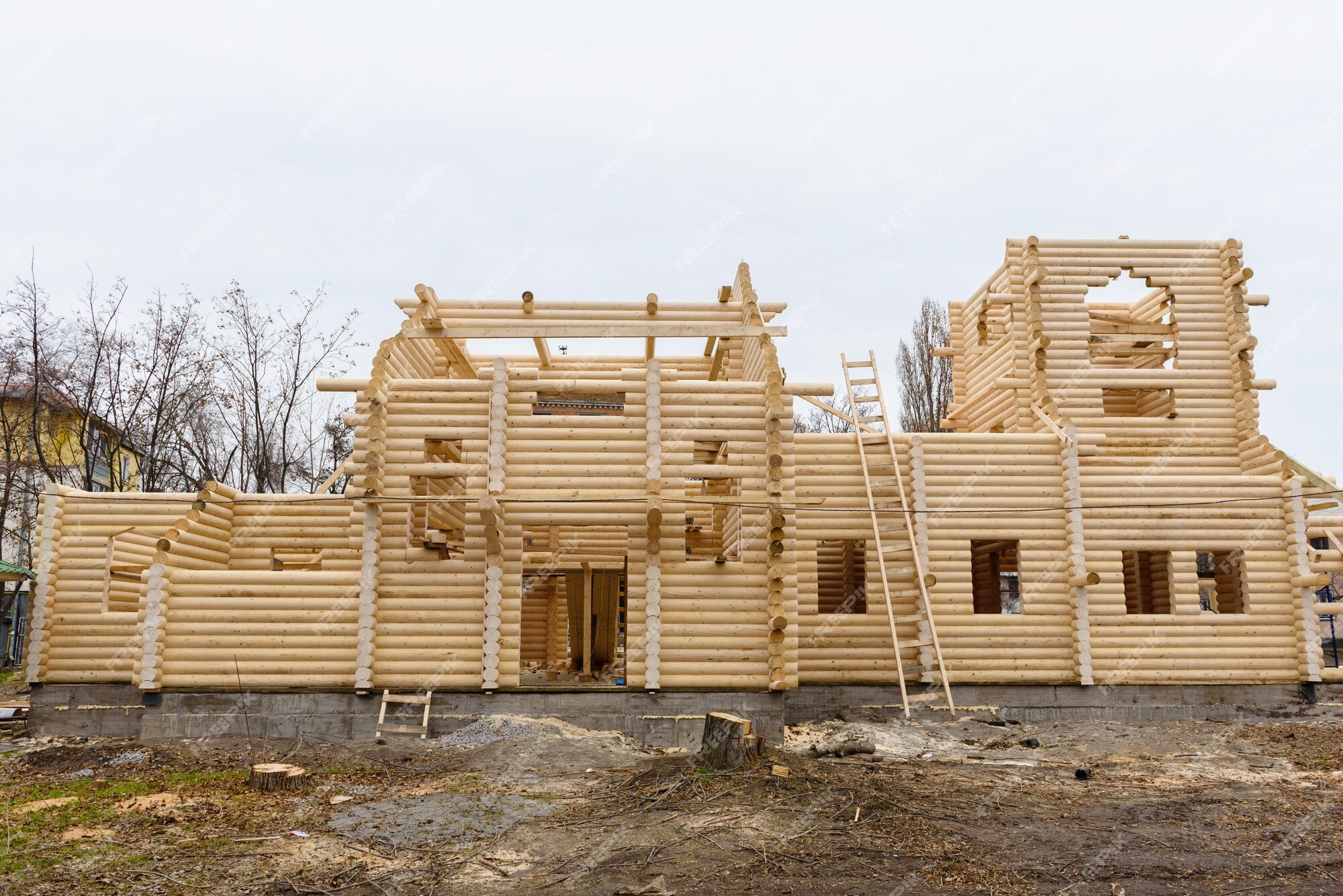 Construcción de una iglesia cristiana hecha de troncos de madera tratados a mano sin clavos | Foto Premium Construcción de una iglesia cristiana hecha de troncos de madera tratados a mano sin clavos | Foto Premium