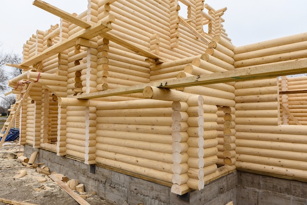Construcción de una iglesia cristiana hecha de troncos de madera tratados a mano sin clavos