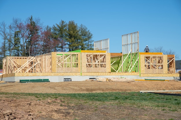 Construcción inacabada de una nueva casa de madera contrachapada