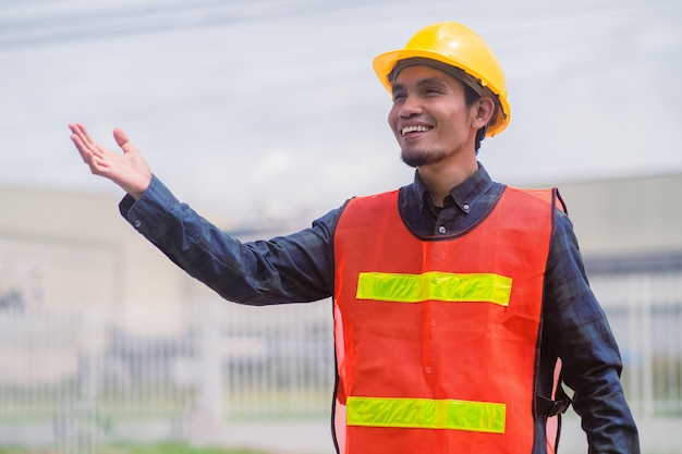 Construcción de ingenieros asiáticos confiados en la construcción del sitio y arquitecto civil de encuestas por parte de contratistas con antecedentes de fábrica de cascos de seguridad
