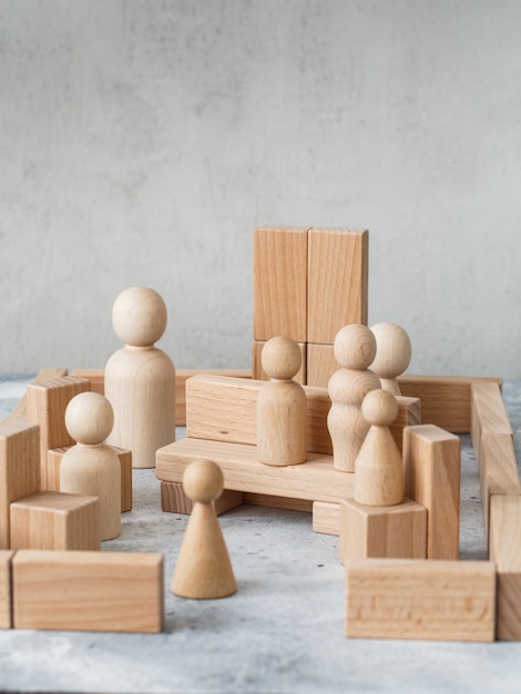 Construcción de juguetes de madera con bloques de madera ecológicamente fabricados a partir de maderas sostenibles. Elementos de madera para el desarrollo mental y la educación de los niños. Juguetes Montessori