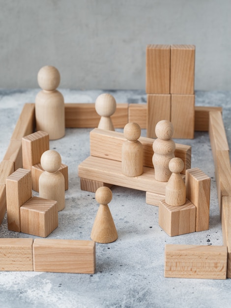 Construcción de juguetes de madera con bloques de madera ecológicamente fabricados a partir de maderas sostenibles. Elementos de madera para el desarrollo mental y la educación de los niños. Juguetes Montessori