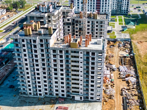 Construcción de marco monolítico del edificio Paredes sólidas de hormigón Disparos desde un dron Construcción moderna de un sitio de construcción de edificios residenciales de cerca