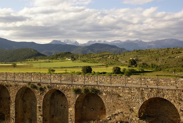 Foto construcción medieval de piedra, fortaleza en el castillo de ainsa, muralla en pueblo medieval