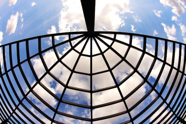 Construcción de metal sobre fondo azul cielo soleado