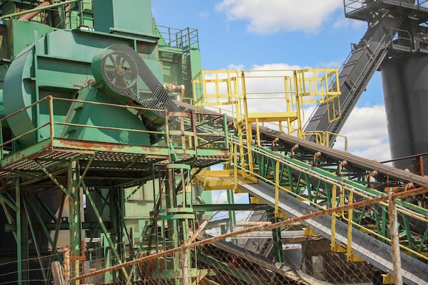 Una construcción de metal verde con una barandilla de metal amarillo.