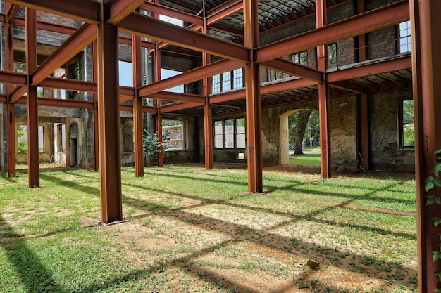 Construcción metálica construida en el campo