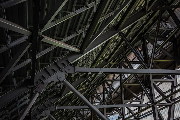 Foto construcción metálica del techo de la zona industrial.