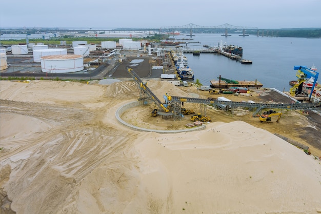 Construcción moderna terminal de almacenamiento de grandes tanques de aceite industrial en petróleo