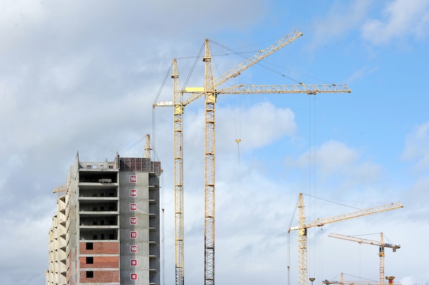 Construcción de un moderno edificio residencial.