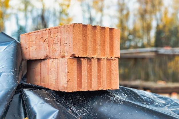 Construcción de muros de ladrillo cerámico Keramoblock Ladrillo hueco Construcción de una casa de ladrillo rojo Primer plano Material para la construcción de muros y tabiques