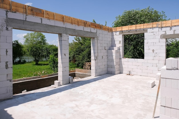 Construcción de una nueva casa a partir de un bloque de espuma en una cabaña de verano