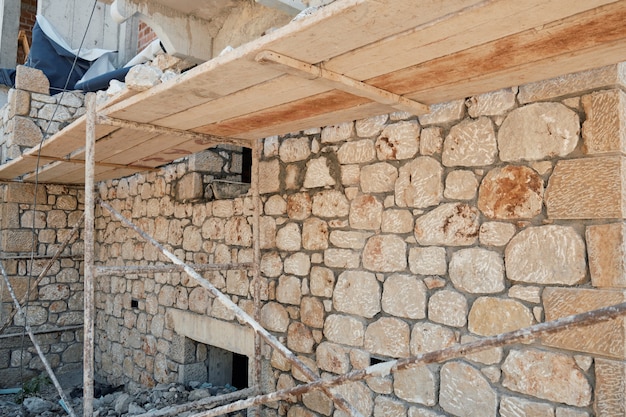 Construcción de una nueva casa en un pueblo griego de piedra en bruto tecnología de construcción antigua