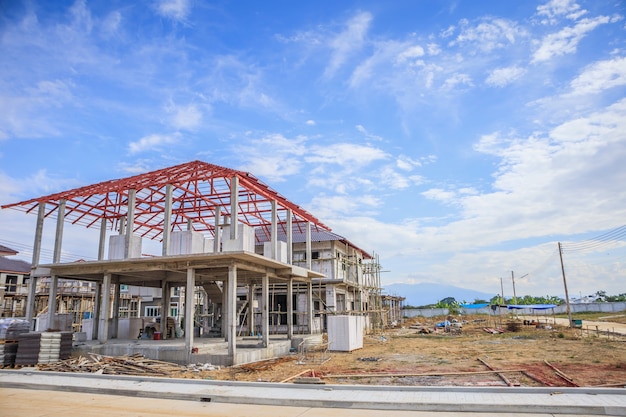 Construcción de nueva casa residencial en curso en el sitio de construcción