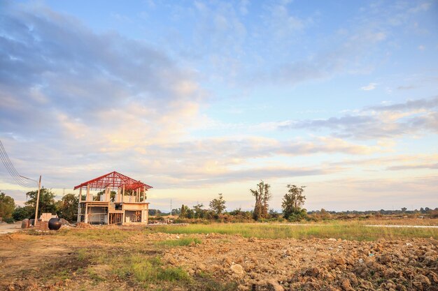 Construcción de nueva casa residencial en curso en el sitio de construcción