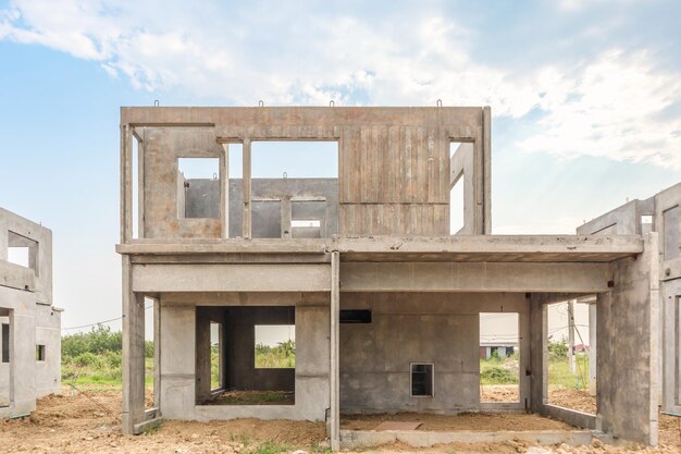 construcción de una nueva casa residencial con sistema de prefabricación en curso en el sitio de construcción