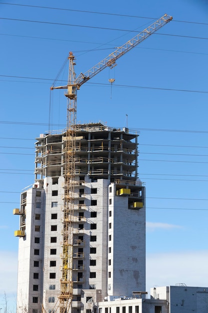 Construcción de un nuevo barrio moderno en una ciudad.