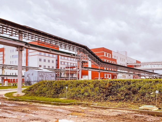 Construcción de un nuevo complejo en las estructuras metálicas de la planta erigidas sobre la tubería principal de una persona