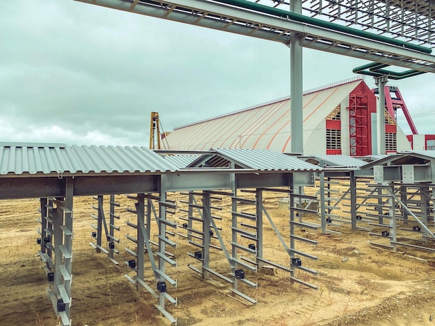 Construcción de un nuevo complejo industrial Montaje de herrajes metálicos de un pequeño edificio de una sola planta