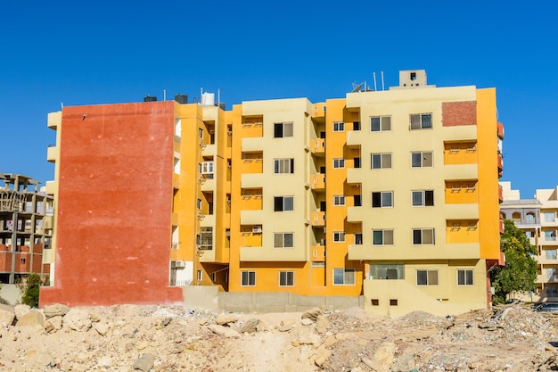 Construcción del nuevo edificio residencial moderno en Hurghada Egipto