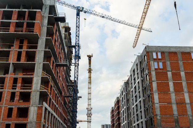 Construcción del nuevo edificio residencial moderno