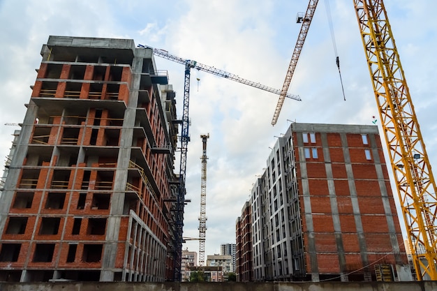 Construcción del nuevo edificio residencial moderno