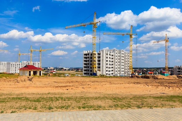 Construcción de un nuevo edificio residencial de varios pisos en la ciudad.