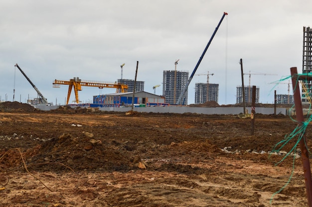 Construcción de un nuevo microdistrito con casas altas nuevos edificios con infraestructura desarrollada